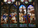 [Cliquez pour agrandir : 140 Kio] Saint-Denis - La basilique : le vitrail montrant la restauration de la flèche sous Louis-Philippe.