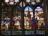 [Cliquez pour agrandir : 140 Kio] Saint-Denis - La basilique : le vitrail montrant la restauration de la flèche sous Louis-Philippe.