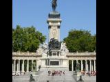 [Cliquez pour agrandir : 103 Kio] Madrid - Le parc du Retiro : bassin et colonnade : détail.