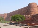 [Cliquez pour agrandir : 118 Kio] Agra - Le fort : les remparts.
