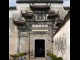 [Cliquez pour agrandir : 114 Kio] Hongcun - La salle Lexu : porte traditionnelle.