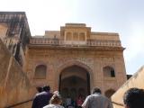 [Cliquez pour agrandir : 105 Kio] Jaipur - Le fort d'Amber : porte.