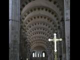 [Cliquez pour agrandir : 81 Kio] Vézelay - La basilique Sainte-Marie-Madeleine : le chœur : l'autel et la nef.