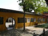 [Cliquez pour agrandir : 116 Kio] Suzhou - Le temple du Nord : mur et porte traditionnelle.