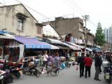 [Cliquez pour agrandir : 118 Kio] Shanghai - Scène d'une ruelle animée.