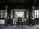 [Cliquez pour agrandir : 92 Kio] Suzhou - Le jardin du maître des filets : intérieur d'un bâtiment.