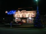 [Cliquez pour agrandir : 72 Kio] Saint-Dié-des-Vosges - La gare, de nuit.