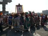 [Cliquez pour agrandir : 124 Kio] Mexico - La basilique Notre-Dame-de-Guadalupe : chants et danses traditionnels de pélerins.