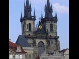 [Cliquez pour agrandir : 78 Kio] Prague - La place Saint-Maesto : église Notre-Dame-de-Tyn.
