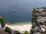 [Cliquez pour agrandir : 101 Kio] Rio de Janeiro - La baie et une petite plage vues du Pain de sucre.