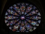 [Cliquez pour agrandir : 138 Kio] Lyon - La cathédrale Saint-Jean : la rose du transept Sud, représentant le Christ et Adam.