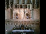[Cliquez pour agrandir : 102 Kio] Noyon - La cathédrale : chapelle latérale : autel et statue de la Vierge.