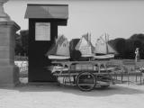 [Cliquez pour agrandir : 60 Kio] Paris - Location de bateaux miniatures dans les jardins du Luxembourg.