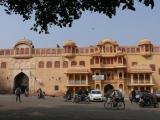 [Cliquez pour agrandir : 133 Kio] Jaipur - Les remparts.