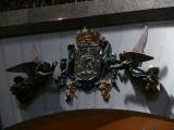 [Cliquez pour agrandir : 73 Kio] Madrid - La cathédrale Sainte-Marie de la Almudena : le blason de la ville porté par des anges.