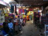 [Cliquez pour agrandir : 142 Kio] Jaipur - Ruelle d'un bazar.