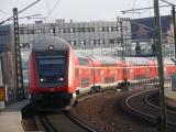 [Cliquez pour agrandir : 108 Kio] Berlin - Train dans la gare Hauptbahnhof.