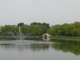[Cliquez pour agrandir : 56 Kio] Pékin - Parc Yuanmingyuan : lac et fontaine.