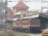 [Cliquez pour agrandir : 133 Kio] Agra - La gare d'Agra Fort : locomotives électriques.
