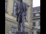 [Cliquez pour agrandir : 64 Kio] Prague - Le château : la première cour : Tomas Garrigue Masaryk, premier président de la Tchécoslovaquie.