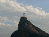 [Cliquez pour agrandir : 39 Kio] Rio de Janeiro - La statue du Christ Rédempteur sur le Corcovado : vue générale.