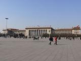 [Cliquez pour agrandir : 55 Kio] Pékin - La place Tian'anmen : le palais de l'assemblée du peuple.