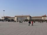 [Cliquez pour agrandir : 55 Kio] Pékin - La place Tian'anmen : le palais de l'assemblée du peuple.