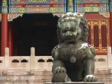 [Cliquez pour agrandir : 110 Kio] Pékin - La Cité interdite : lion en bronze devant la porte de l'harmonie suprême.