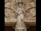 [Cliquez pour agrandir : 103 Kio] Saint-Omer - La cathédrale Notre-Dame : la façade : statue de la Vierge à l'Enfant.