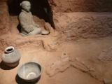[Cliquez pour agrandir : 81 Kio] Xi'an - Le mausolée de l'empereur Qin Shihuang : le musée : cheval enterré vivant près d'un gardien de terre cuite.