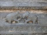 [Cliquez pour agrandir : 154 Kio] Jaipur - Le temple Shiromani : bas-relief en forme d'éléphant.