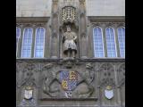 [Cliquez pour agrandir : 101 Kio] Cambridge - Trinity College: the statue of Henry VIII.