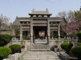 [Cliquez pour agrandir : 116 Kio] Xi'an - La grande mosquée : la deuxième cour : les trois portes en pierre du mémorial.