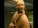 [Cliquez pour agrandir : 68 Kio] Xi'an - Le mausolée de l'empereur Qin Shihuang : l'armée de terre cuite : le puits n°2.