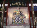 [Cliquez pour agrandir : 110 Kio] Hangzhou - Le temple de Yue Fei : statue de Yue Fei.