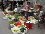 [Cliquez pour agrandir : 123 Kio] Shanghai - Vendeuse de primeurs dans une ruelle animée.