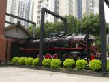 [Cliquez pour agrandir : 119 Kio] Nankin - Locomotive à vapeur devant un restaurant.
