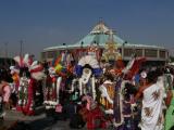 [Cliquez pour agrandir : 147 Kio] Mexico - La basilique Notre-Dame-de-Guadalupe : chants et danses traditionnels de pélerins.