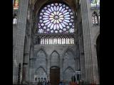 [Cliquez pour agrandir : 130 Kio] Saint-Denis - La basilique : le transept avec sa rose.