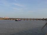 [Cliquez pour agrandir : 56 Kio] Bordeaux - Le pont de pierre et une barge transportant des pièces d'A380.