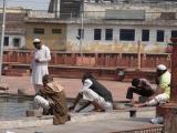 [Cliquez pour agrandir : 155 Kio] Agra - La mosquée Jama Masjid : musulmans faisant leurs ablutions.