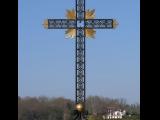 [Cliquez pour agrandir : 67 Kio] Urrugne - L'église Saint-Vincent : croix en fer forgé.