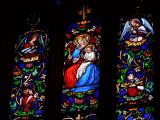 [Cliquez pour agrandir : 96 Kio] Paray-le-Monial - La basilique du Sacré-Cœur : vitrail représentant la Vierge à l'Enfant.