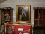 [Cliquez pour agrandir : 90 Kio] Ávila - Le musée de Sainte Thérèse : objets pieux et tableau.