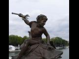 [Cliquez pour agrandir : 58 Kio] Paris - Le pont Alexandre III : statue.