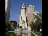 [Cliquez pour agrandir : 100 Kio] Madrid - La Plaza de España : le monument à Miguel de Cervantes : vue générale.