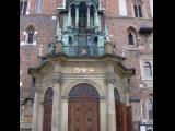 [Cliquez pour agrandir : 126 Kio] Cracovie - La basilique Sainte Marie : l'entrée.