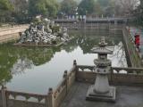 [Cliquez pour agrandir : 104 Kio] Hangzhou - La pagode Leifeng : bassin près de la pagode.
