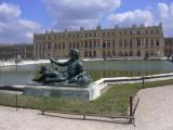 [Cliquez pour agrandir : 101 Kio] Versailles - Une statue, au bord d'un bassin.
