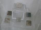 [Cliquez pour agrandir : 69 Kio] Delhi - Le musée national : sceaux de la civilisation harappéenne.